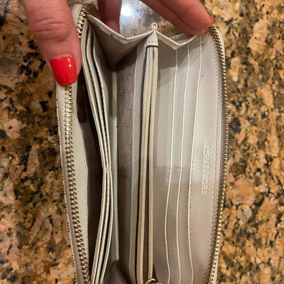 Michael Kors wallet - Picture 9 of 10